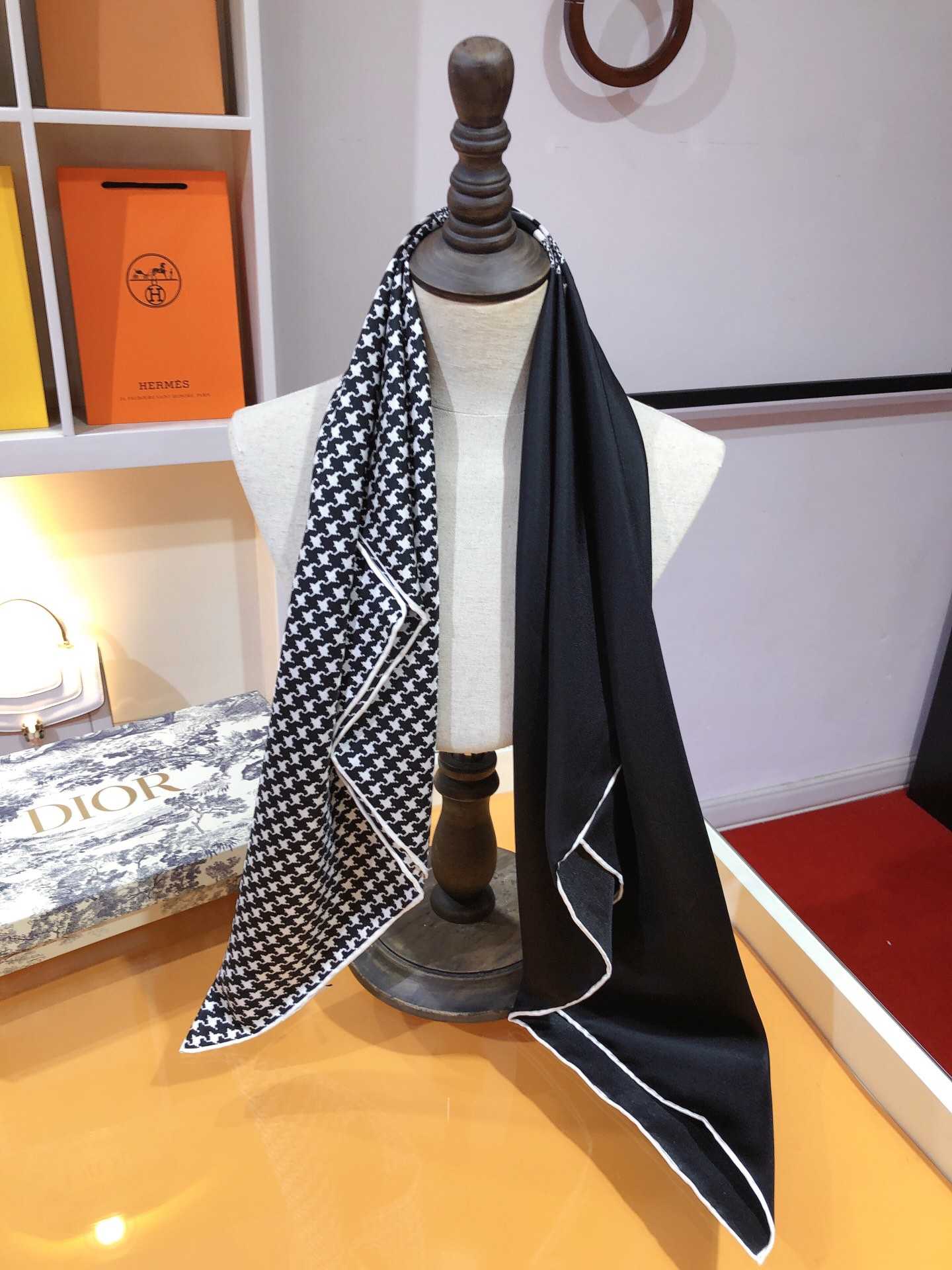 SDO2319原单迪奥30 MONTAIGNE 90cm真丝方巾，这款 30 Montaigne 方巾是二零二三秋季新品