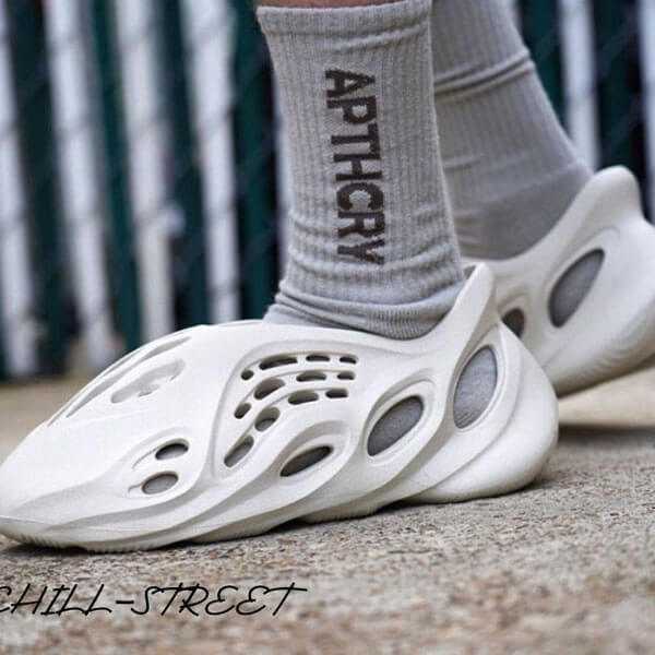 adidas (アディダス) 偽物 Yeezy Foam Runner Ararat イージーフォームランナー G55486