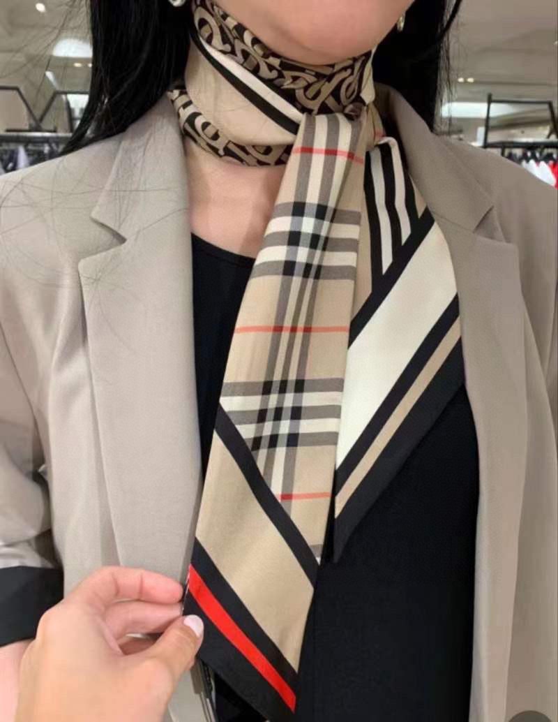 配包装 Burberry巴宝莉丝质斜纹窄版围巾，饰有以数码印花工艺呈现的品牌专属标